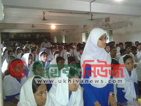 জঙ্গিবাদ বিরোধী বক্তব্য দিচ্ছে স্কুল ছাত্রী